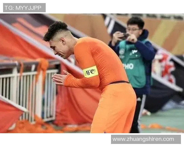 白云下的奇迹足球明星意外现身引发热议与欢呼